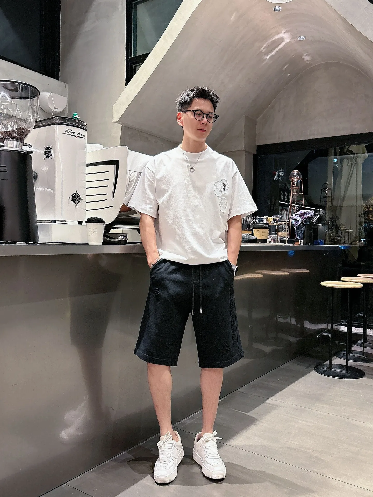 Balenciaga's three-standard complete 2026 summer New Arrival men's casual shorts, advanced custom-made Breathable fabric, Breathable fabric, extremely stretchy and comfortable, impeccable details, top-grade accessories, original logo design concept, delicate and soft feel! The upper body fit is awesome! Size: M-XXXL Please state your height and weight when ordering